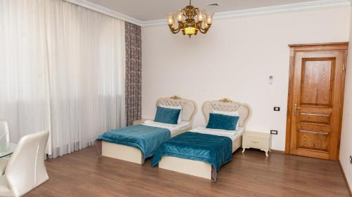Giường trong phòng chung tại Utopia Hotel Baku