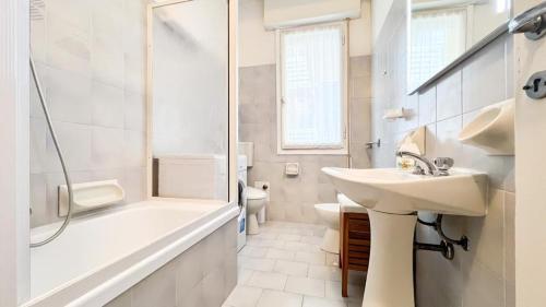 A bathroom at Zago