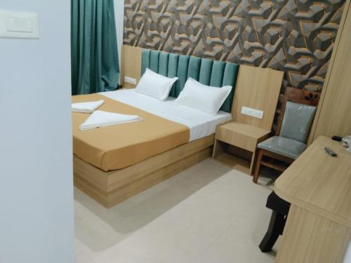 Posteľ alebo postele v izbe v ubytovaní Hotel Sai Aakanksha