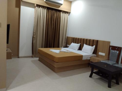Cama o camas de una habitación en Hotel Sai Aakanksha