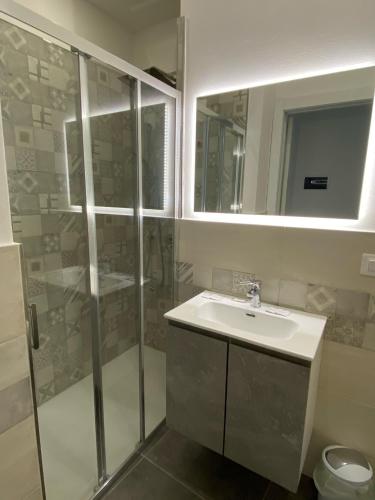 een badkamer met een wastafel en een douche bij Pellegrino Rooms in Vernazza