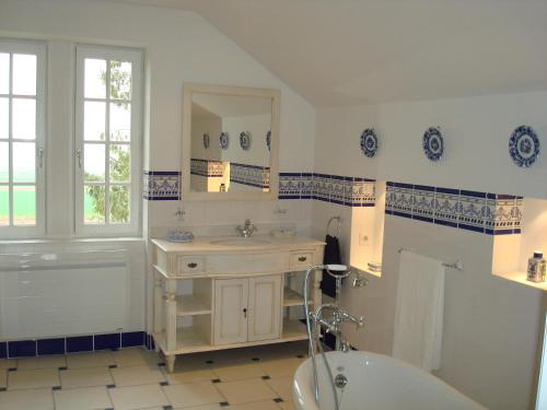La salle de bains est pourvue d'une baignoire, d'un lavabo et d'une baignoire. dans l'établissement Chateau des Barrigards, à Ladoix Serrigny