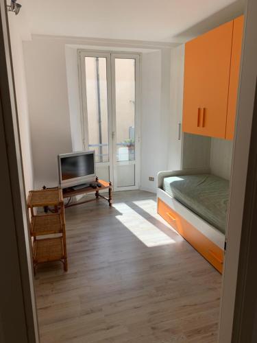 Habitación pequeña con cama y TV. en Appartamento Corso Roma, en Lodi