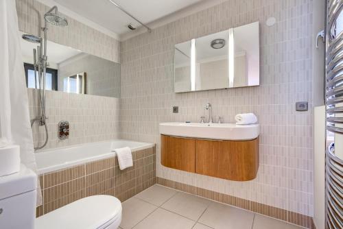 La salle de bains est pourvue d'un lavabo, d'une baignoire et de toilettes. dans l'établissement Chalet Safari. Face au Mont-Blanc., à Chamonix-Mont-Blanc
