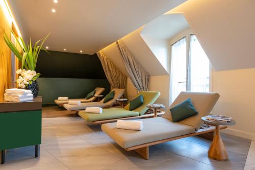 Гостиная зона в Le Louis Hotel Versailles Château - MGallery Collection