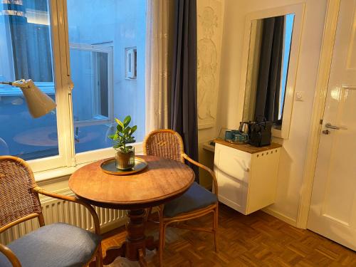 a room with a table and chairs and a window at Canal Hideaway in Amsterdam
