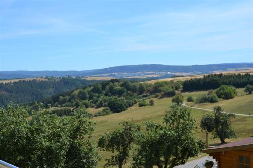 a view of the rolling hills and trees at B&B Prosterath-Hochwald in Prosterath