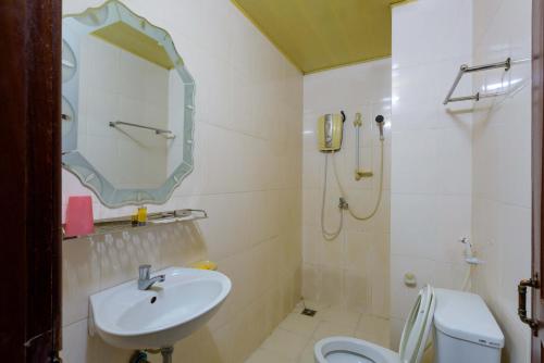 bagno con lavandino, servizi igienici e specchio di Happy Heng Heang Guesthouse a Siem Reap