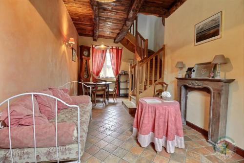 - un salon avec un canapé et une table dans l'établissement Chambres d'Hôtes Domaine du Bois-Basset, à Saint-Onen-la-Chapelle