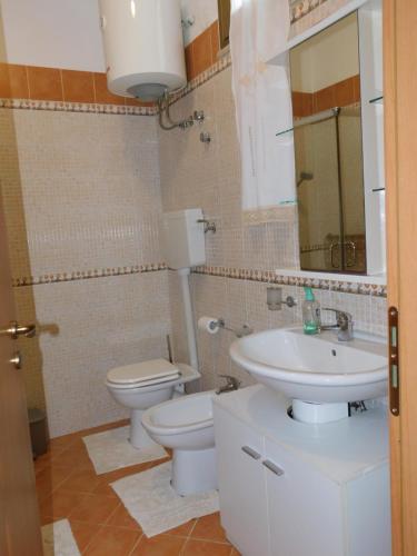 bagno con 2 servizi igienici e lavandino di Casa Vacanze "Za N'Zina" a Dattilo
