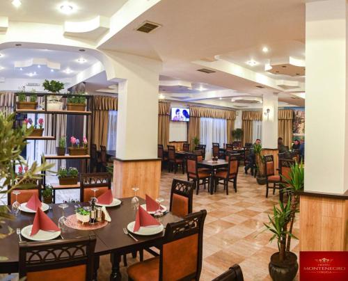 un comedor con mesas y sillas en un restaurante en Hotel Montenegro en Struga