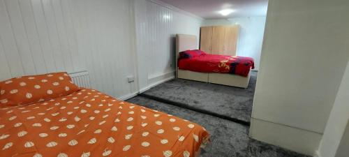 Lovely 3-Bed Apartment in Parkgate Rotherham في روثيرهام: غرفة صغيرة بسريرين في غرفة