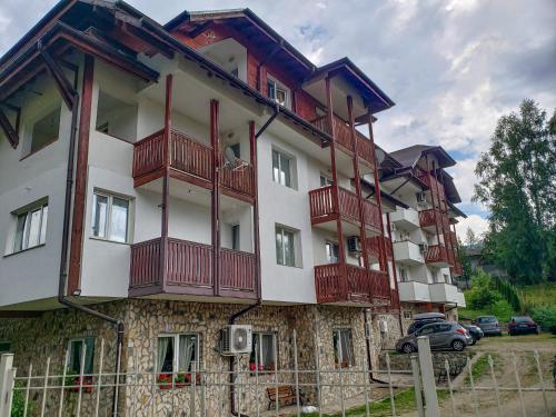 un edificio con balcones rojos en su lateral en Forest Sunrise, en Samokov