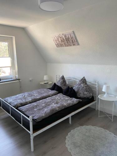een slaapkamer met een groot bed met kussens erop bij Ferienhaus am Bergl in Mücka