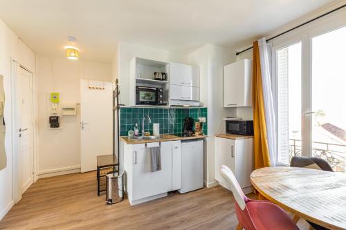 Köök või kööginurk majutusasutuses GuestReady - Colourful and Spacious Apt in Drancy