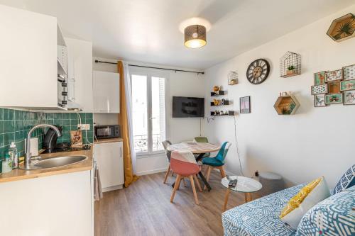 Köök või kööginurk majutusasutuses GuestReady - Colourful and Spacious Apt in Drancy