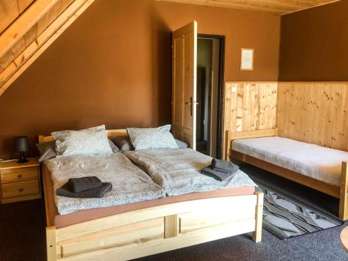 1 Schlafzimmer mit 2 Betten und einer Treppe in der Unterkunft Penzion Geppert in Ostružná