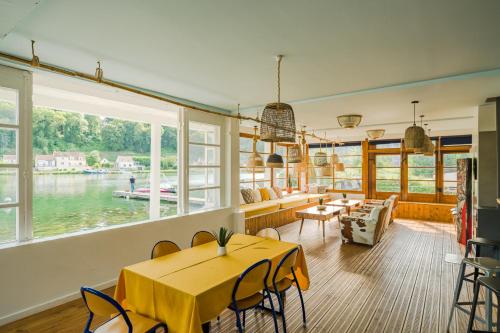 Morsang-sur-SeineにあるVilla California Dream proche paris et disneyのダイニングルーム(黄色のテーブルと椅子付)