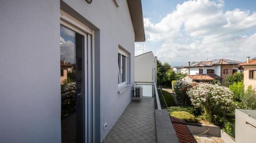 una vista dal balcone di una casa di Italianway - Vat 52 a Udine