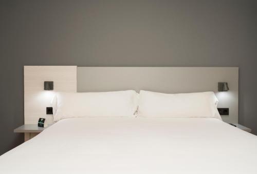 Hotel Alda Centro Gijónにあるベッド
