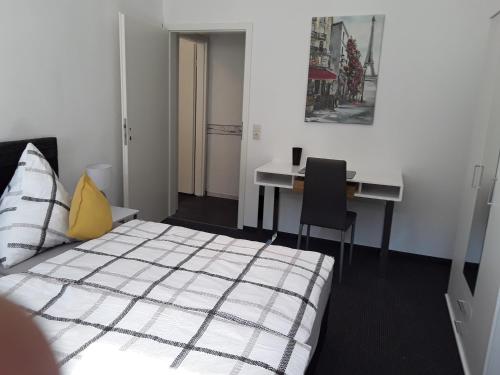 a small bedroom with a bed and a desk at Ferienwohnung Weiland 80qm in Lutherstadt Eisleben