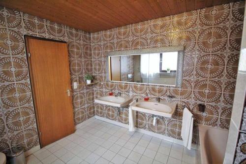 Baño con 2 lavabos y espejo en Schöne, große Wohnung mit Parkplatz und Wlan, 