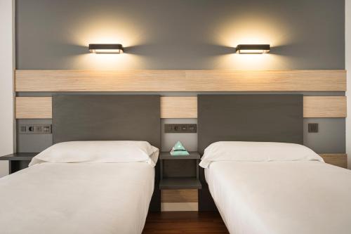 Hotel Alda Centro Gijónにあるベッド