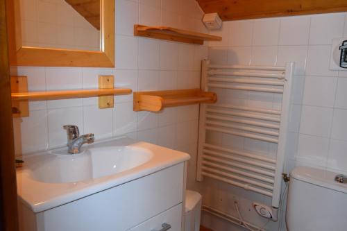 une salle de bain avec un lavabo et des toilettes dans l'établissement VAUJANYLOCATIONS - COCHETTE II APT 17, à Vaujany