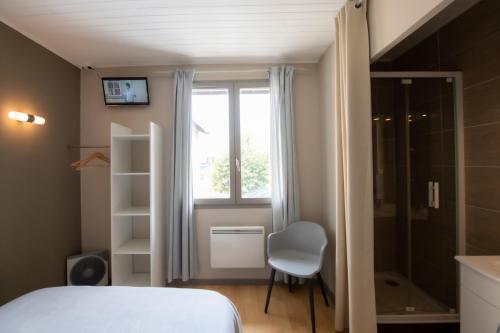um quarto com uma cama, uma janela e uma cadeira em Chez Jostel - Chambre 4 em Genay