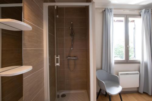 uma casa de banho com um chuveiro e uma porta de vidro em Chez Jostel - Chambre 4 em Genay