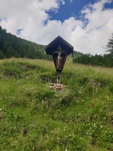 a small structure in the middle of a field at Thaletalm in Innervillgraten