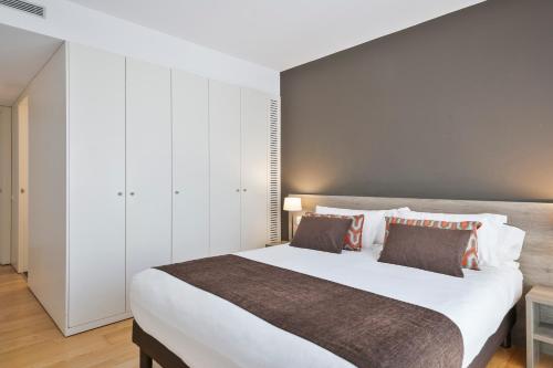 Postel nebo postele na pokoji v ubytování Lugaris Beach Apartments
