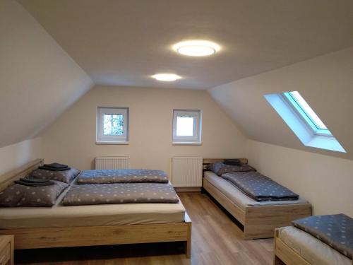Кровать или кровати в номере Chalupa pod sjezdovkou