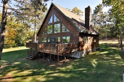 Zahrada ubytování Lakefront A-Frame Cabin, Year Round