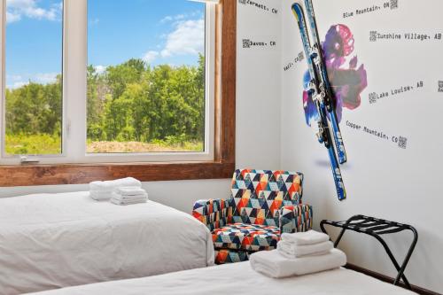 Zimmer mit 2 Betten und einem Stuhl und Skiern an der Wand in der Unterkunft Luxurious Arlberg Retreat 89883 in Blue Mountains