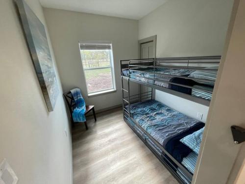 Poschodová posteľ alebo postele v izbe v ubytovaní Country Oasis - Entire Home