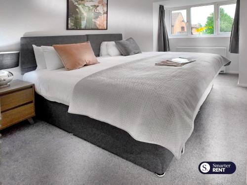 a bedroom with a large bed with a white comforter at Maidenhead - 1 Bed Modern Flat - Private Entrance in Maidenhead