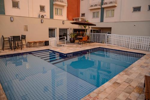 Bazén v ubytování Comfort Hotel Bauru nebo v jeho okolí