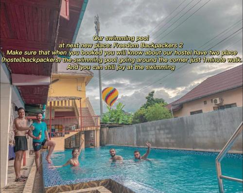 Vang Vieng Freedom View Hostel في فانغ فينغ: وجود مجموعة أشخاص في المسبح