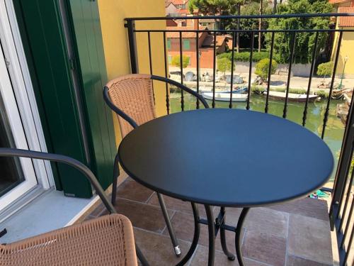 einen blauen Tisch und Stühle auf dem Balkon in der Unterkunft VILLA CARLOTTA GRADO in Grado