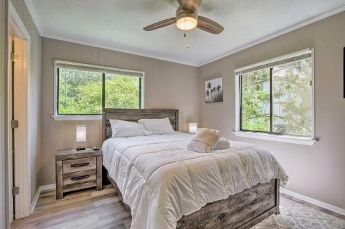 um quarto com uma cama grande e 2 janelas em Convenient Hilton Head Island Condo with Pool! em Hilton Head Island