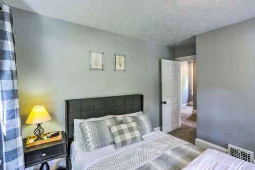Ένα ή περισσότερα κρεβάτια σε δωμάτιο στο Bright Parma Home with Outdoor Space Less Than 10 Mi to Dtwn