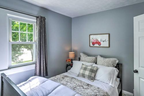 Ένα ή περισσότερα κρεβάτια σε δωμάτιο στο Bright Parma Home with Outdoor Space Less Than 10 Mi to Dtwn