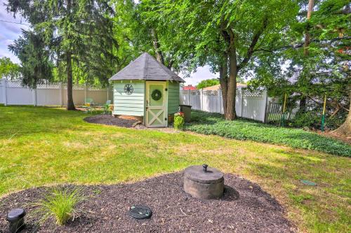 Κήπος έξω από το Bright Parma Home with Outdoor Space Less Than 10 Mi to Dtwn