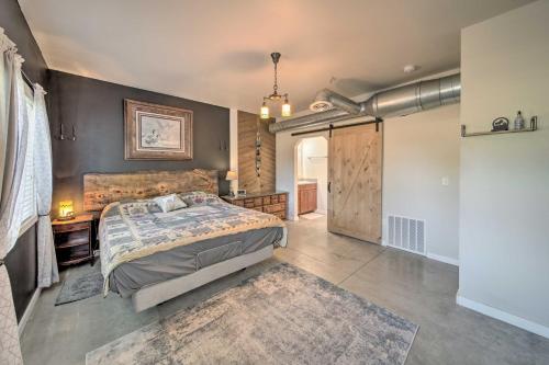 1 dormitorio con 1 cama grande y pared de madera en Unique Country Farmhouse Near Lake Roosevelt, en Fort Spokane