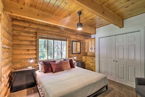 Sundance的住宿－Provo Cabin with Mountain Views, Babbling Creek，小木屋内一间卧室,配有一张床