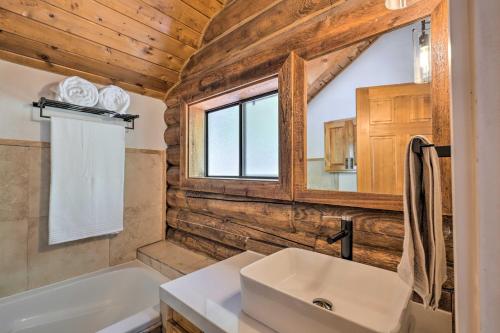Sundance的住宿－Provo Cabin with Mountain Views, Babbling Creek，一间带水槽、浴缸和镜子的浴室