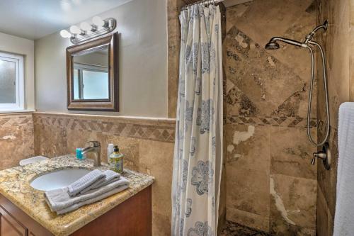 La salle de bains est pourvue d'un lavabo et d'une douche avec rideau de douche. dans l'établissement Quiet Anaheim Home with Pool, 5 Mi to Disney!, à Anaheim