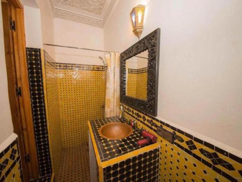 een badkamer met een wastafel en een spiegel bij Charming Riad Ouliya in Fs in Fès