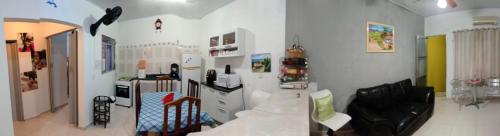 a room with a kitchen and a living room at Casa com estacionamento coberto, localizada em Vila Sahy in São Sebastião